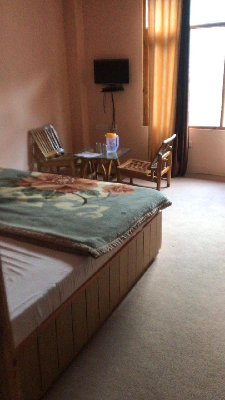 Hotel Kingston Manāli Buitenkant foto