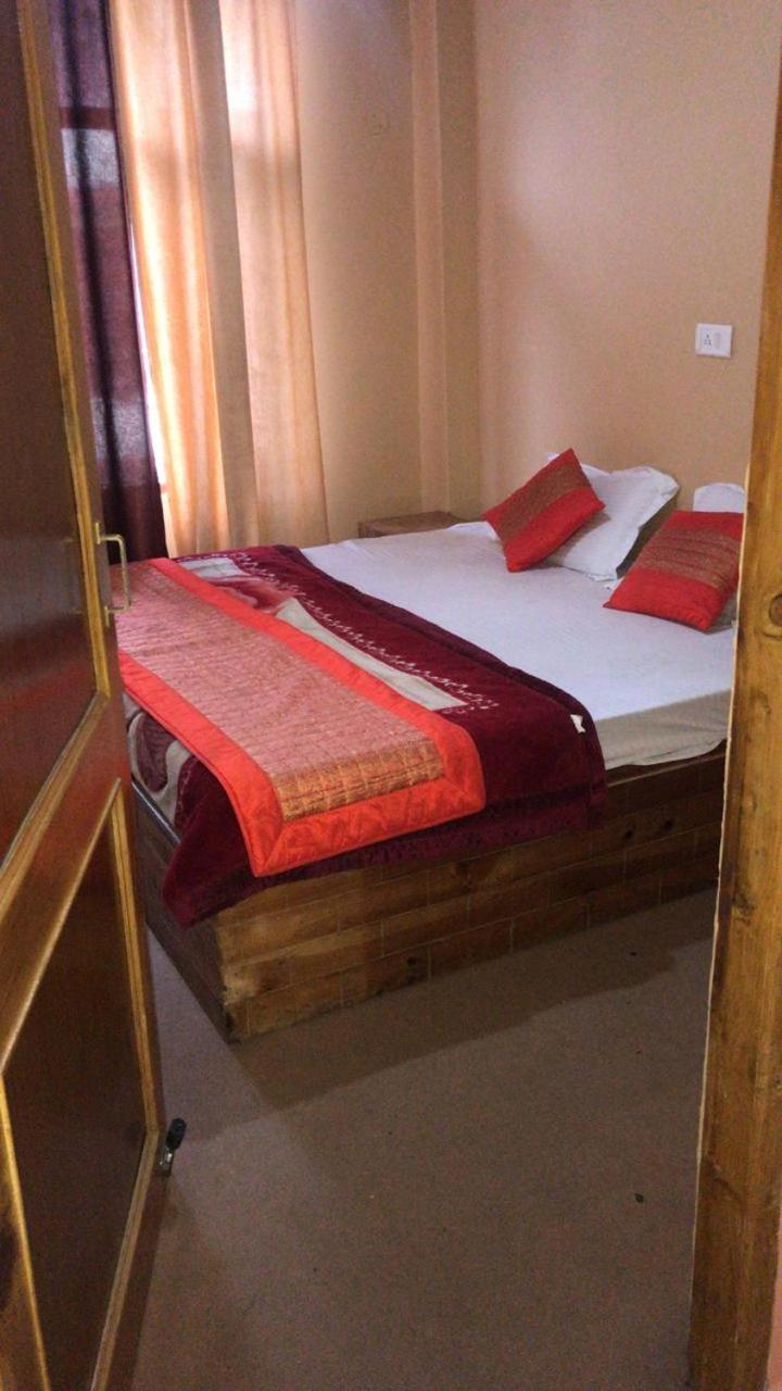 Hotel Kingston Manāli Buitenkant foto
