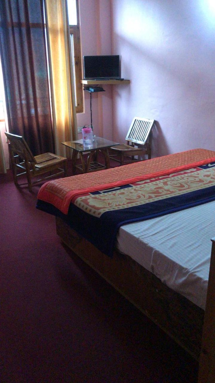 Hotel Kingston Manāli Buitenkant foto