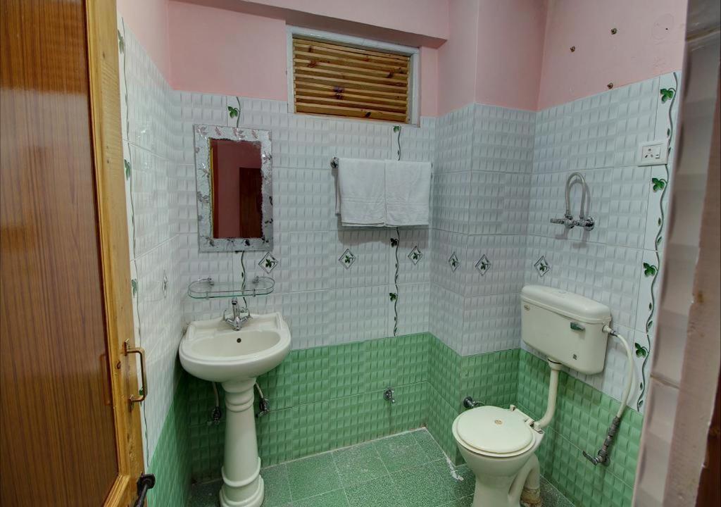 Hotel Kingston Manāli Buitenkant foto