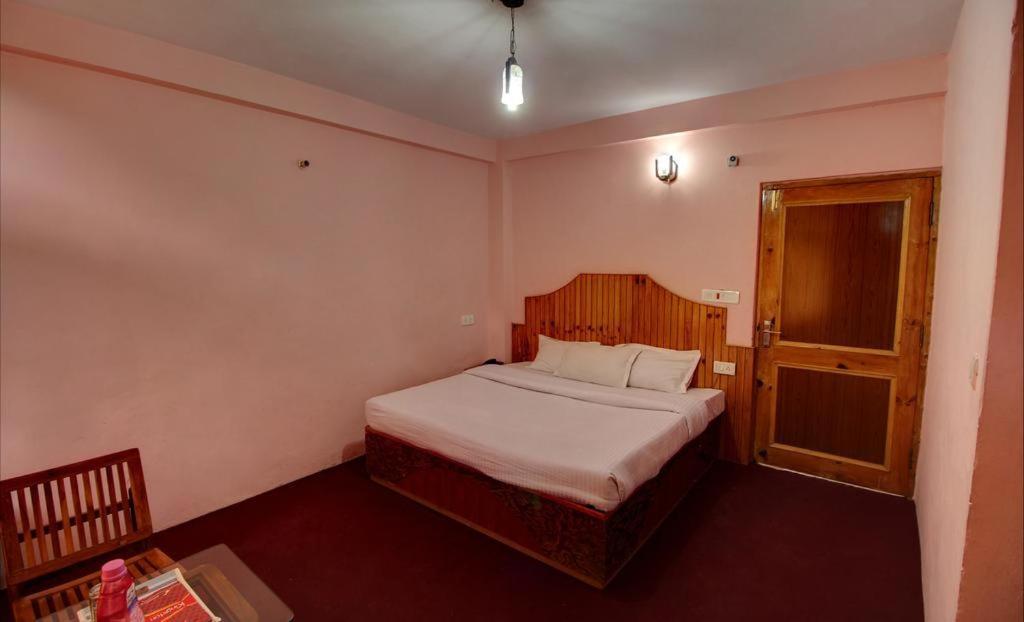 Hotel Kingston Manāli Buitenkant foto